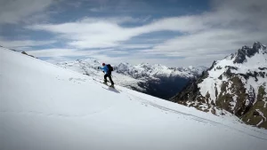 Ein Mann bei einer Ski-Tour
